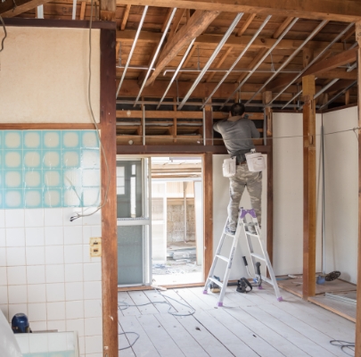 家の中を修理している画像